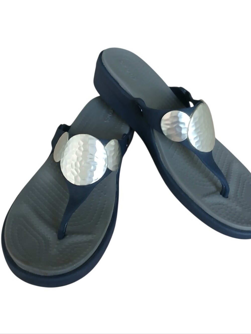 Crocs Sanrah Hammered Silver Medallion Wedge Sandals Women's 10 Navy Comfort